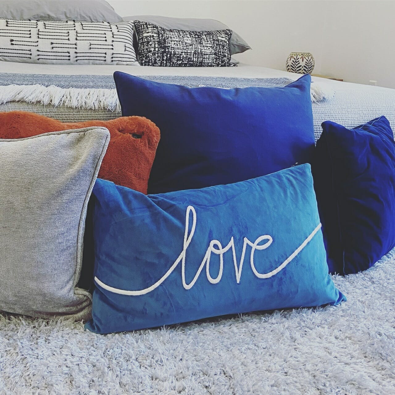 blue and white throw pillows