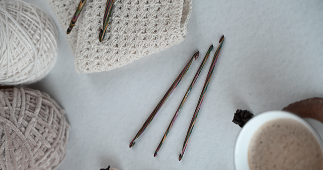 How to hold yarn when crocheting
