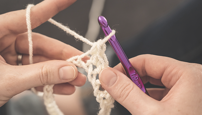 How to hold the yarn