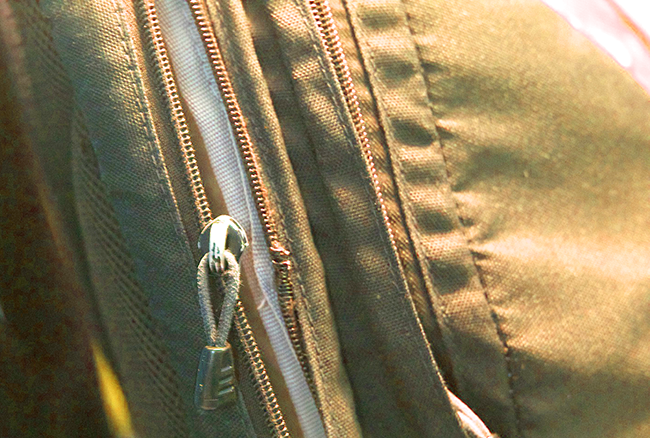 How to put a zipper back on