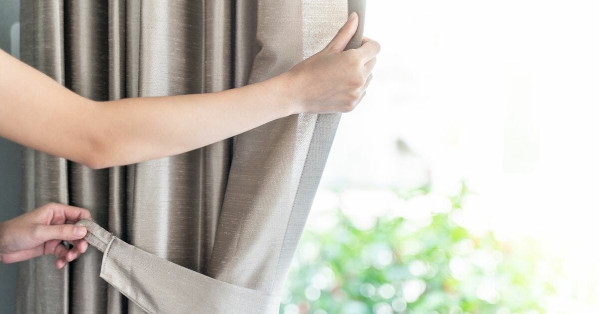 hand pulling curtain tie