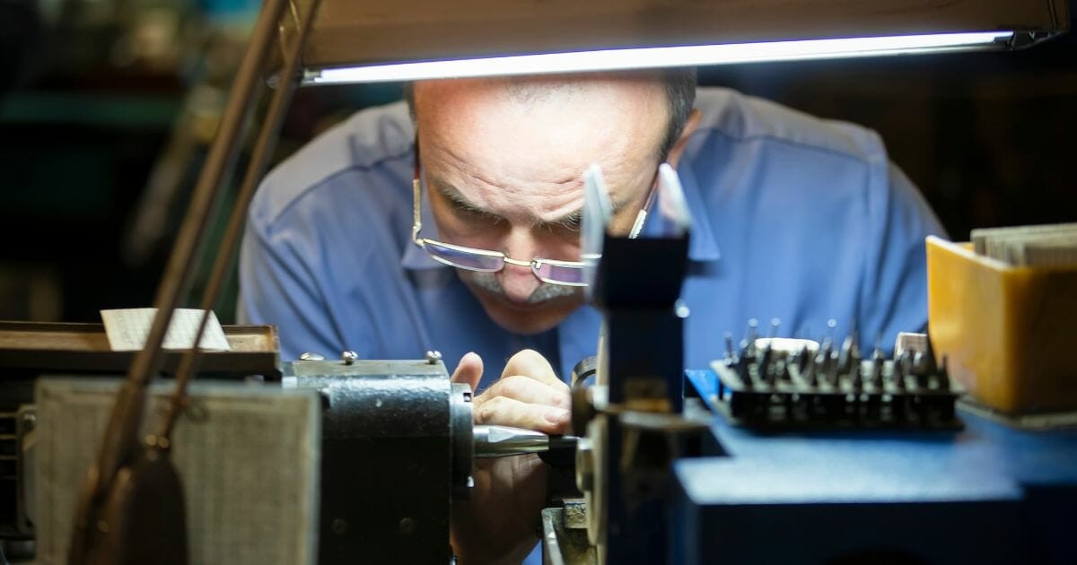 worker engraver diamond